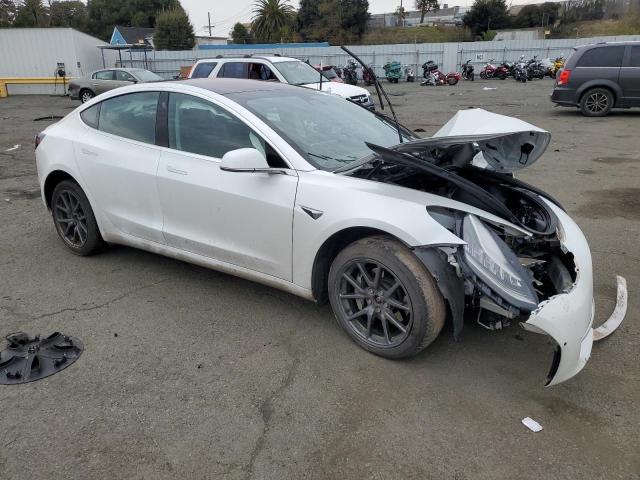 5YJ3E1EB0JF178993 - 2018 TESLA MODEL 3 WHITE photo 4