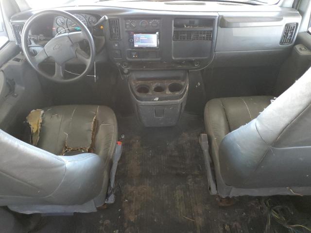 1GCHG35U051236905 - 2005 CHEVROLET EXPRESS G3 WHITE photo 8