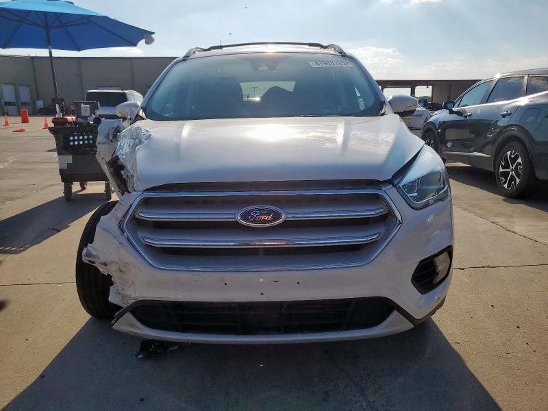 1FMCU9J99JUC66299 - 2018 FORD ESCAPE TITANIUM أبيض صورة 5