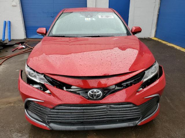 4T1R11AK7PU126557 - 2023 TOYOTA CAMRY LE RED photo 5