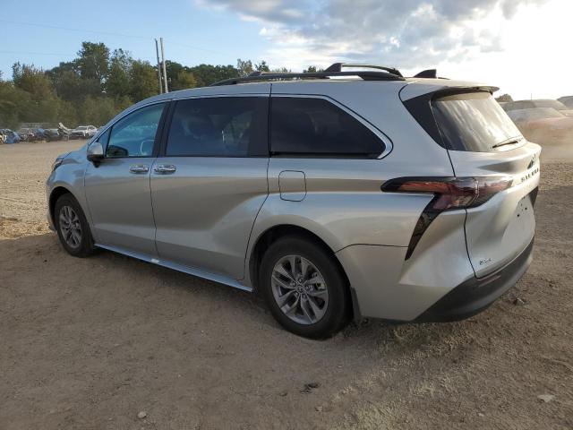5TDYRKEC8SS229758 - 2025 TOYOTA SIENNA XLE SILVER photo 2
