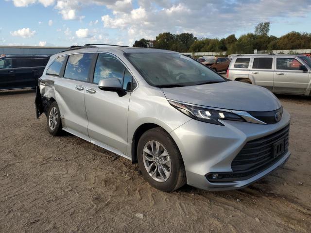 5TDYRKEC8SS229758 - 2025 TOYOTA SIENNA XLE SILVER photo 4