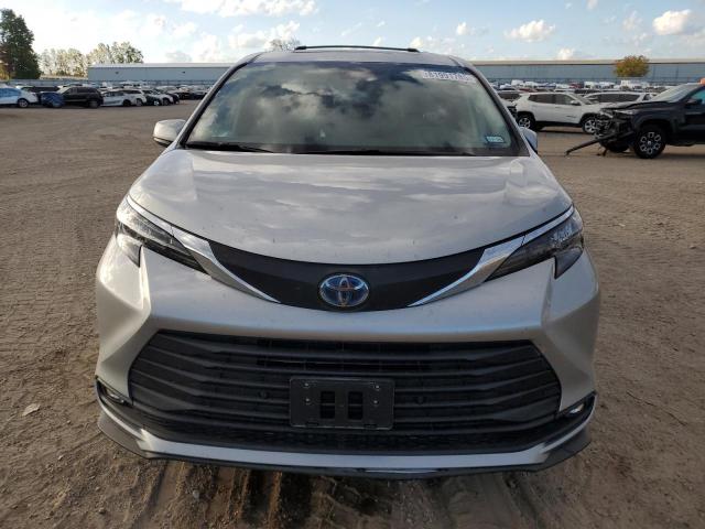 5TDYRKEC8SS229758 - 2025 TOYOTA SIENNA XLE SILVER photo 5