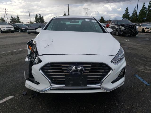 5NPE24AF7KH755498 - 2019 HYUNDAI SONATA SE WHITE photo 5