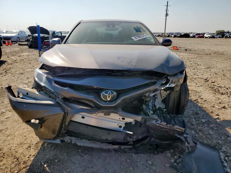 4T1G11AK8LU905306 - 2020 TOYOTA CAMRY SE ნაცრისფერი ფოტო 5