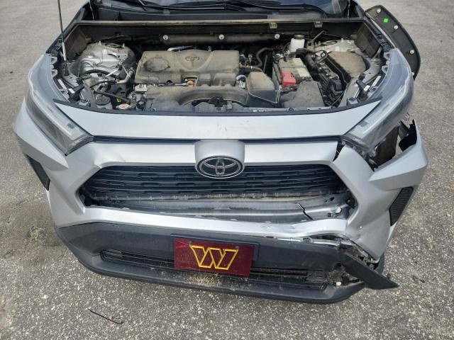 2T3W1RFV9PW257310 - 2023 TOYOTA RAV4 XLE 银色 照片 12