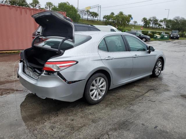 4T1B11HK7JU546530 - 2018 TOYOTA CAMRY L SILVER photo 3