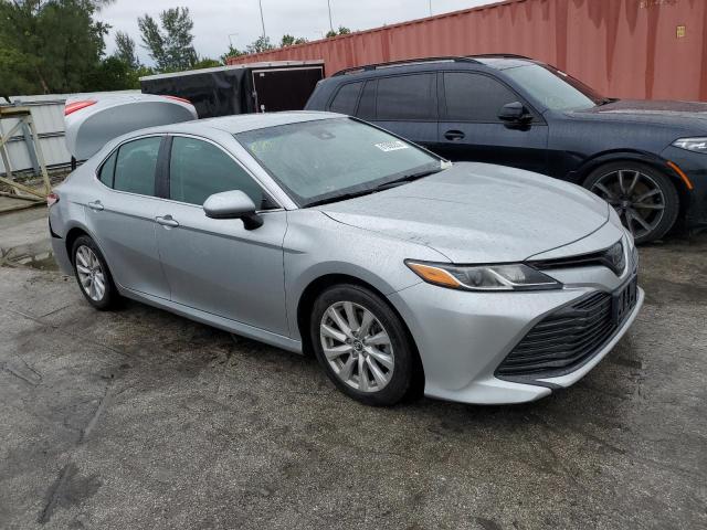 4T1B11HK7JU546530 - 2018 TOYOTA CAMRY L SILVER photo 4