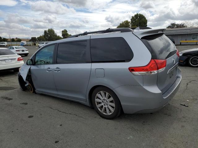 5TDDK3DC5DS066564 - 2013 TOYOTA SIENNA XLE ვერცხლისფერი ფოტო 2