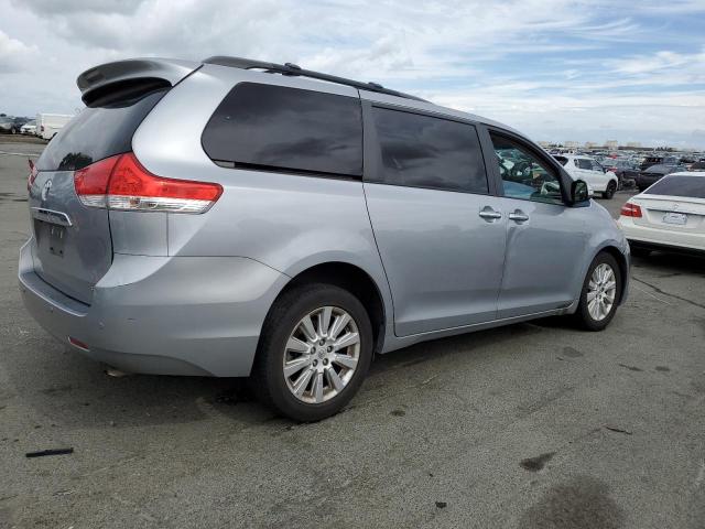 5TDDK3DC5DS066564 - 2013 TOYOTA SIENNA XLE ვერცხლისფერი ფოტო 3