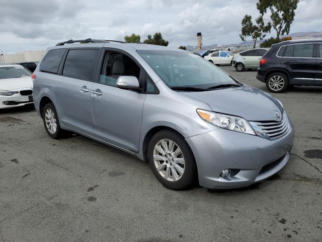 5TDDK3DC5DS066564 - 2013 TOYOTA SIENNA XLE ვერცხლისფერი ფოტო 4