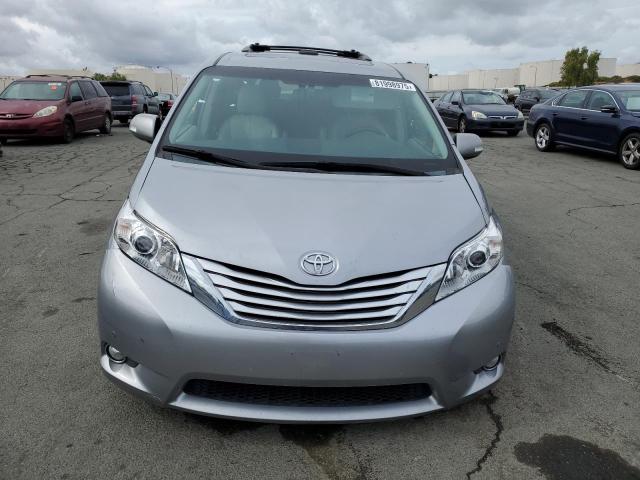5TDDK3DC5DS066564 - 2013 TOYOTA SIENNA XLE ვერცხლისფერი ფოტო 5