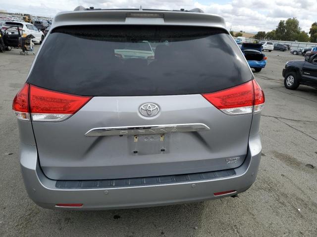 5TDDK3DC5DS066564 - 2013 TOYOTA SIENNA XLE ვერცხლისფერი ფოტო 6