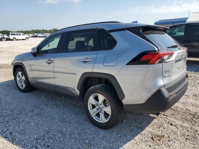 4T3RWRFV1MU037833 - 2021 TOYOTA RAV4 XLE SILVER photo 2