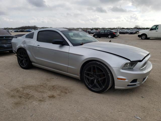 1ZVBP8AM4D5269256 - 2013 FORD MUSTANG SILVER photo 4