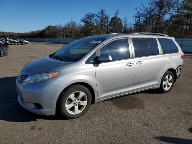 2017 TOYOTA SIENNA LE, 