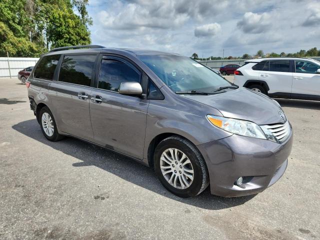 5TDYZ3DC6HS782697 - 2017 TOYOTA SIENNA XLE 灰色 照片 4