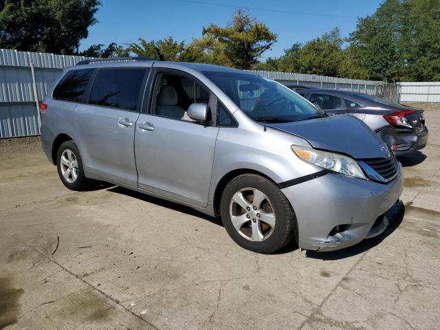 5TDKK3DC7CS198330 - 2012 TOYOTA SIENNA LE Արծաթագույն լուսանկար 4