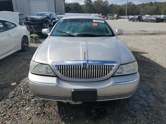 1LNHM81WX4Y633715 - 2004 LINCOLN TOWN CAR EXECUTIVE Silber Foto 5