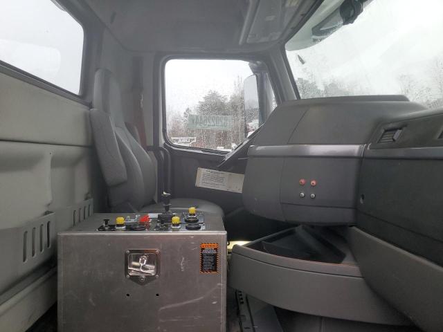 4V4W19EG1LN245449 - 2020 VOLVO VNR WHITE photo 5