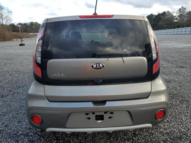 KNDJP3A59K7663704 - 2019 KIA SOUL + GRAY photo 6