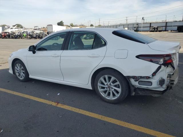 4T1C11BK9MU044104 - 2021 TOYOTA CAMRY LE WHITE photo 2