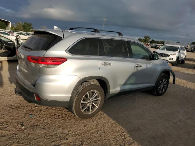 5TDJZRFH6KS623487 - 2019 TOYOTA HIGHLANDER SE 银色 照片 3
