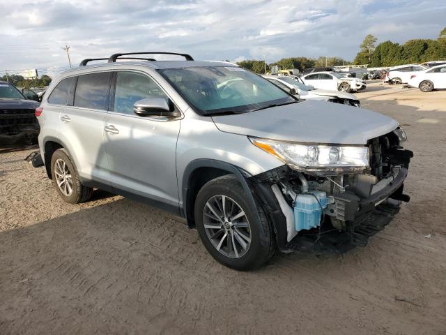 5TDJZRFH6KS623487 - 2019 TOYOTA HIGHLANDER SE 银色 照片 4