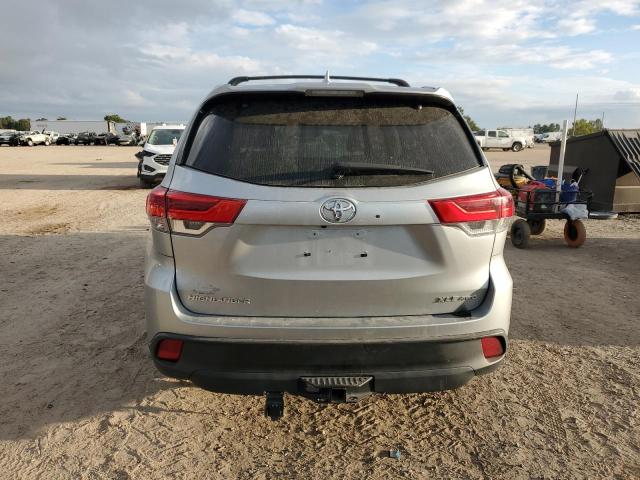 5TDJZRFH6KS623487 - 2019 TOYOTA HIGHLANDER SE 银色 照片 6