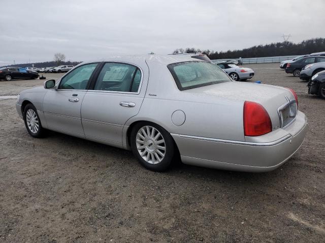 1LNHM81W44Y667553 - 2004 LINCOLN TOWN CAR EXECUTIVE SILVER photo 2
