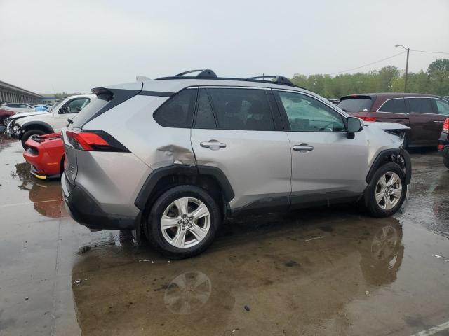 2T3P1RFV2MC211674 - 2021 TOYOTA RAV4 XLE ვერცხლისფერი ფოტო 3