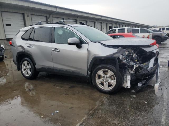 2T3P1RFV2MC211674 - 2021 TOYOTA RAV4 XLE ვერცხლისფერი ფოტო 4