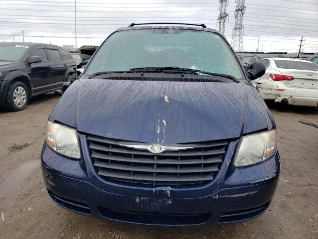 1C4GP45RX5B118075 - 2005 CHRYSLER TOWN & COU BLUE photo 5