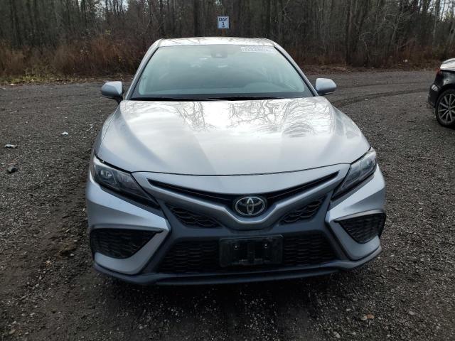 4T1G11AK4PU720501 - 2023 TOYOTA CAMRY SE NIGHT SHADE SILVER photo 5