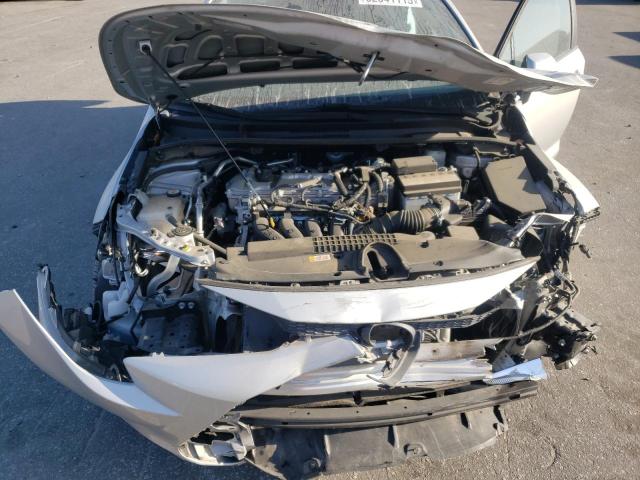 5YFEPMAE0NP296394 - 2022 TOYOTA COROLLA LE 银色 照片 11
