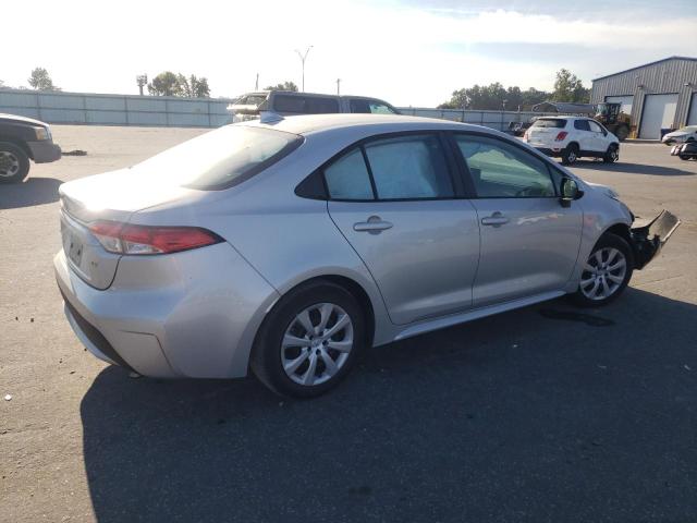 5YFEPMAE0NP296394 - 2022 TOYOTA COROLLA LE 银色 照片 3