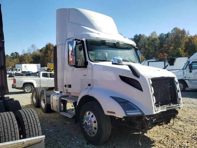 2020 VOLVO VNR, 