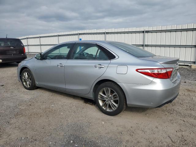 4T1BF1FK5HU735613 - 2017 TOYOTA CAMRY LE Күміс фото 2