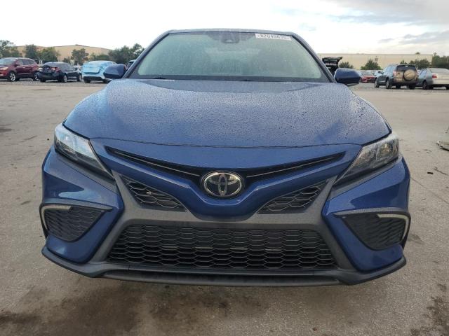 4T1G11AK6RU191717 - 2024 TOYOTA CAMRY SE NIGHT SHADE BLUE photo 5