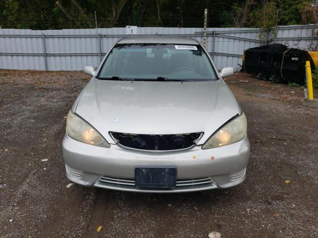 4T1BF32K95U084032 - 2005 TOYOTA CAMRY LE 银色 照片 5