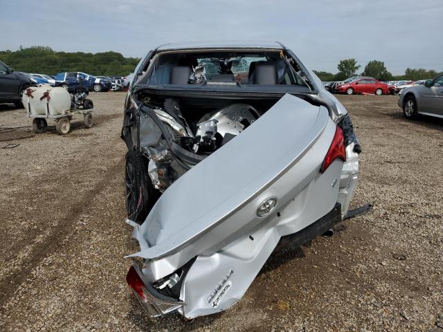2T1BURHE1JC011999 - 2018 TOYOTA COROLLA L Silber Foto 6