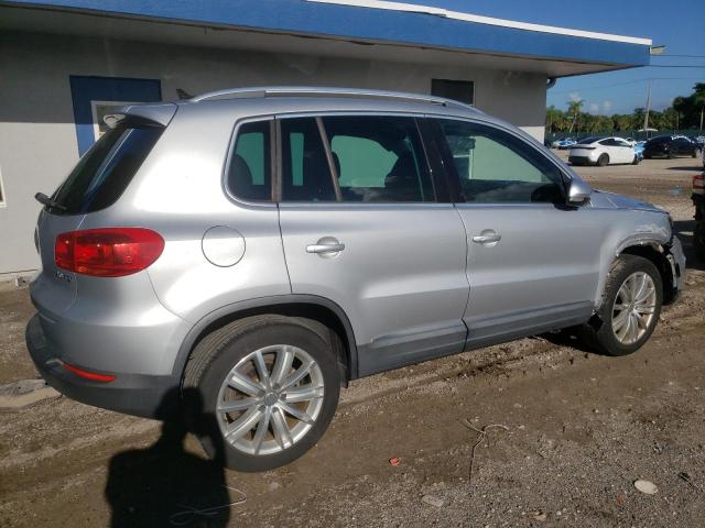 WVGAV7AX9FW562913 - 2015 VOLKSWAGEN TIGUAN S ვერცხლისფერი ფოტო 3
