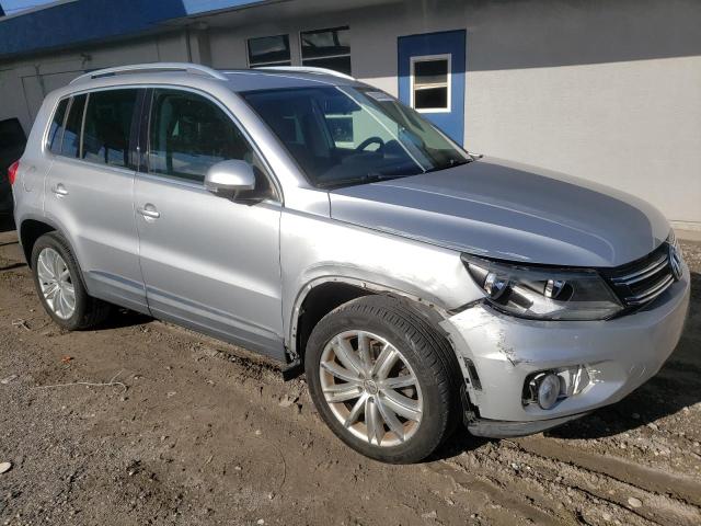 WVGAV7AX9FW562913 - 2015 VOLKSWAGEN TIGUAN S ვერცხლისფერი ფოტო 4