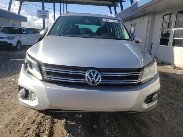 WVGAV7AX9FW562913 - 2015 VOLKSWAGEN TIGUAN S ვერცხლისფერი ფოტო 5