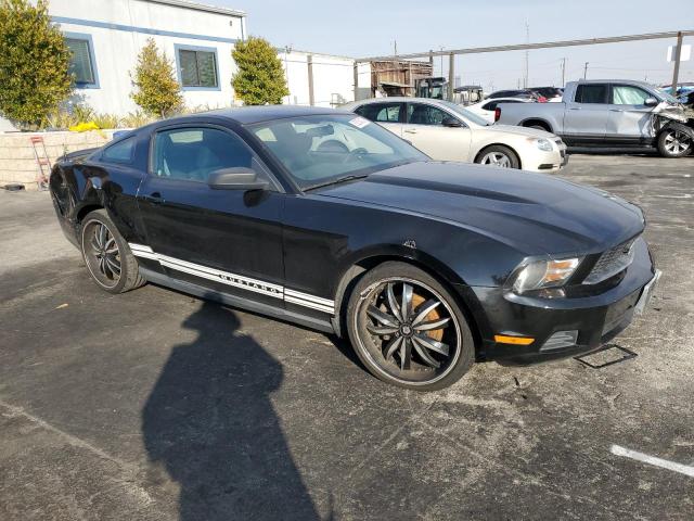 1ZVBP8AM7B5106338 - 2011 FORD MUSTANG BLACK photo 4