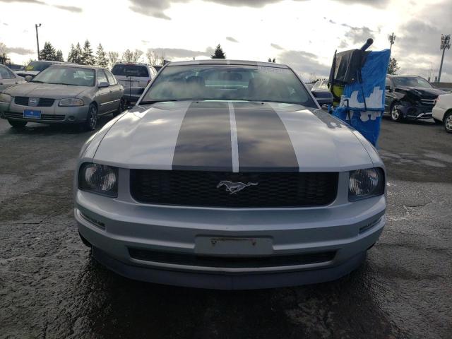 1ZVFT80N155150833 - 2005 FORD MUSTANG SILVER photo 5