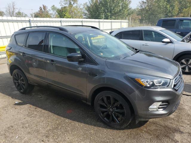 1FMCU0GDXJUC31665 - 2018 FORD ESCAPE SE GRAY photo 4