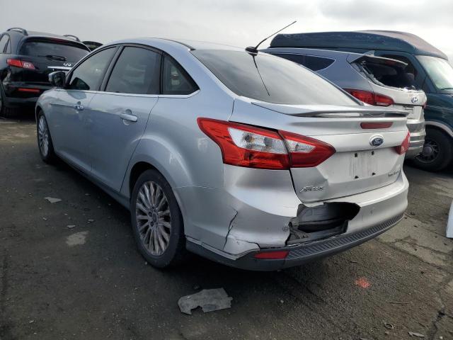 1FAHP3J23CL105138 - 2012 FORD FOCUS TITANIUM SILVER photo 2