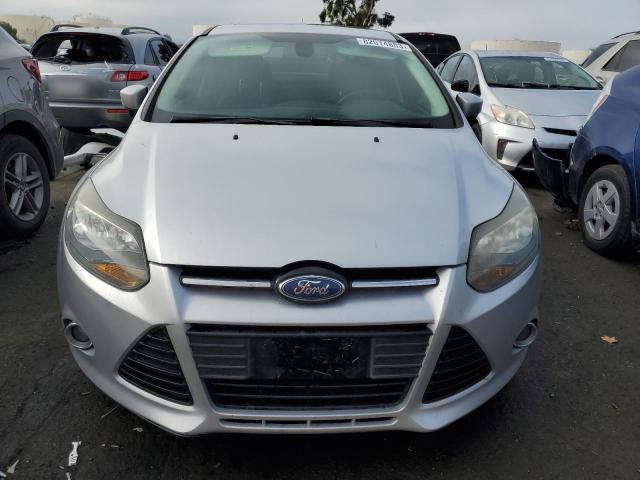 1FAHP3J23CL105138 - 2012 FORD FOCUS TITANIUM SILVER photo 5