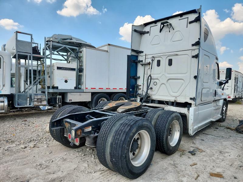 3AKJGLDR0HSJA6882 - 2017 FREIGHTLINER CASCADIA 1 WHITE photo 4